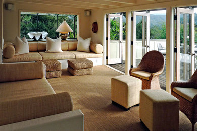 Esempio di un grande soggiorno design aperto con sala formale, pareti beige, moquette, nessun camino, nessuna TV e pavimento marrone