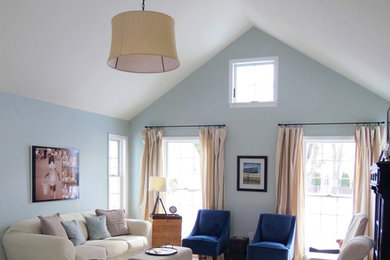 Foto de salón abierto tradicional de tamaño medio sin chimenea con paredes azules y suelo de madera clara