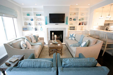 Beach style living room photo in Los Angeles