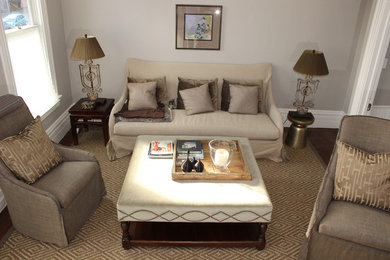 На фото: гостиная комната среднего размера в стиле шебби-шик
