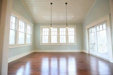 Ejemplo de salón para visitas abierto clásico de tamaño medio sin chimenea y televisor con paredes azules, suelo de madera oscura y suelo marrón