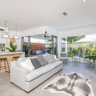 Kleines, Offenes Modernes Wohnzimmer ohne Kamin mit weißer Wandfarbe, Keramikboden, Multimediawand und grauem Boden in Newcastle - Maitland