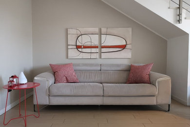 Ispirazione per un piccolo soggiorno minimalista aperto con pareti grigie, pavimento in gres porcellanato e pavimento beige