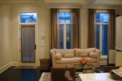 Свежая идея для дизайна: парадная, изолированная гостиная комната среднего размера в классическом стиле с бежевыми стенами, темным паркетным полом и коричневым полом без телевизора - отличное фото интерьера