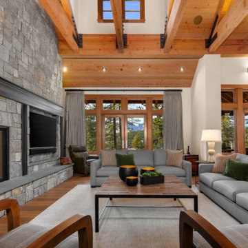 Cascade Mountain Home: Living Room