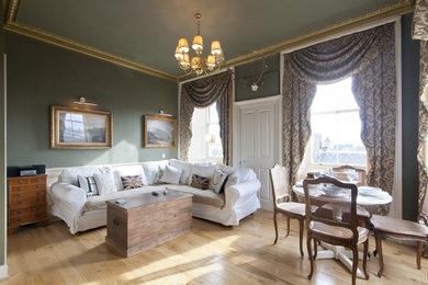 This is an example of a classic living room in Edinburgh.