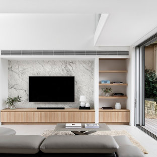 Ispirazione per un grande soggiorno design aperto con pareti bianche, pavimento con piastrelle in ceramica, TV a parete e pavimento grigio
