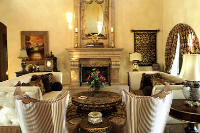 Aménagement d'un salon méditerranéen avec une salle de réception, un sol en marbre, une cheminée standard et un manteau de cheminée en béton.