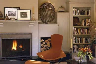 Exemple d'un grand salon tendance ouvert avec une salle de réception, un mur beige, moquette, une cheminée standard, un manteau de cheminée en béton, aucun téléviseur et un sol beige.