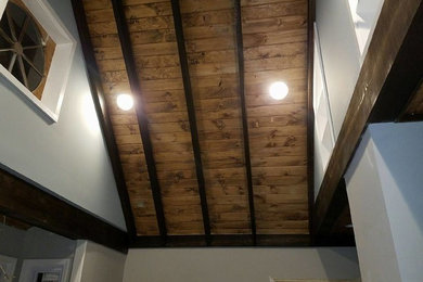 Foto de salón clásico renovado con paredes grises y suelo de madera en tonos medios