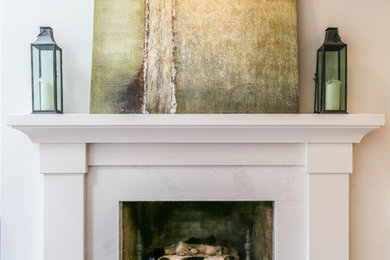 バンクーバーにあるお手頃価格の中くらいなコンテンポラリースタイルのおしゃれなLDK (白い壁、濃色無垢フローリング、標準型暖炉、石材の暖炉まわり、茶色い床) の写真
