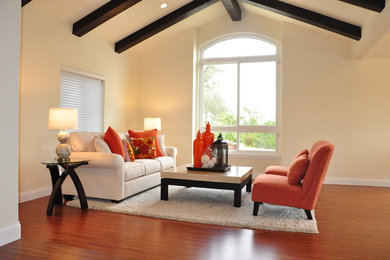 Großes, Repräsentatives, Fernseherloses, Offenes Modernes Wohnzimmer ohne Kamin mit beiger Wandfarbe, braunem Holzboden und orangem Boden in San Diego