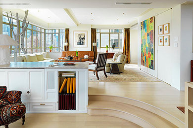 Mittelgroßes, Repräsentatives, Fernseherloses Klassisches Wohnzimmer im Loft-Stil, ohne Kamin mit weißer Wandfarbe und hellem Holzboden in New York