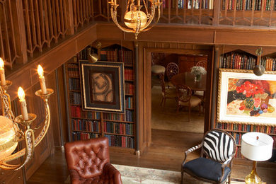 Exempel på ett mycket stort klassiskt separat vardagsrum, med ett bibliotek, bruna väggar och mellanmörkt trägolv