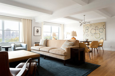 Ispirazione per un grande soggiorno classico aperto con pareti beige, parquet chiaro, nessun camino, TV a parete e pavimento beige