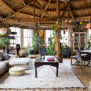 Foto de salón abierto, ecléctico, de tamaño medio, con paredes amarillas, suelo de madera clara y suelo beige