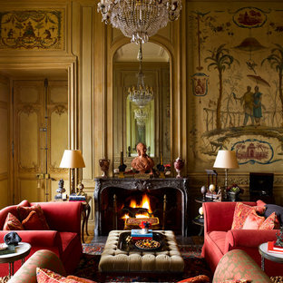 Idée de décoration pour un grand salon tradition fermé avec une salle de réception, un mur multicolore, une cheminée standard et aucun téléviseur.
