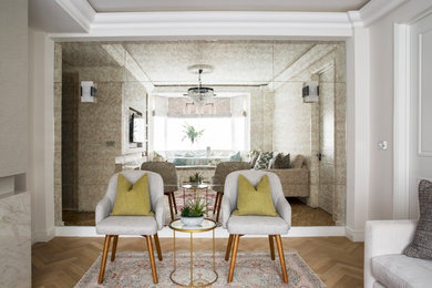 Immagine di un soggiorno minimal di medie dimensioni e chiuso con pareti bianche, parquet chiaro, parete attrezzata e pavimento marrone