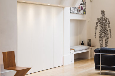 Mittelgroßes Modernes Wohnzimmer mit weißer Wandfarbe in London