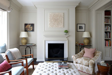 На фото: гостиная комната среднего размера в классическом стиле с белыми стенами, деревянным полом, стандартным камином, фасадом камина из камня и коричневым полом