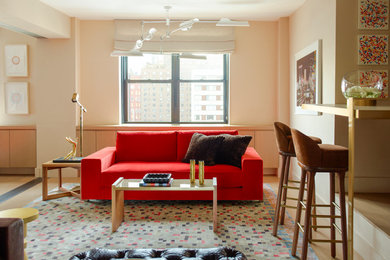 На фото: открытая гостиная комната в современном стиле с бежевыми стенами и светлым паркетным полом