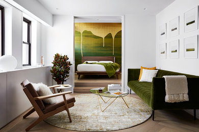Foto di un piccolo soggiorno minimal chiuso con sala formale, pareti bianche, parquet chiaro, nessun camino e pavimento marrone