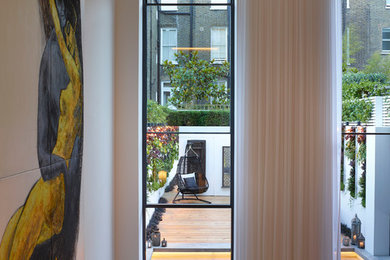 Geräumiges, Repräsentatives, Offenes Modernes Wohnzimmer mit weißer Wandfarbe, Betonboden und grauem Boden in London
