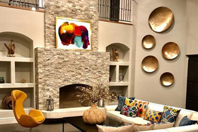 サンディエゴにある中くらいなトランジショナルスタイルのおしゃれなリビング (ベージュの壁、カーペット敷き、標準型暖炉、石材の暖炉まわり、テレビなし、茶色い床) の写真