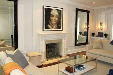 トロントにあるコンテンポラリースタイルのおしゃれなリビング (白い壁、濃色無垢フローリング、標準型暖炉、石材の暖炉まわり、テレビなし、茶色い床) の写真