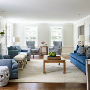 Idee per un soggiorno chic di medie dimensioni e chiuso con pareti beige, parquet scuro, camino classico, cornice del camino in pietra, pavimento marrone e pannellatura