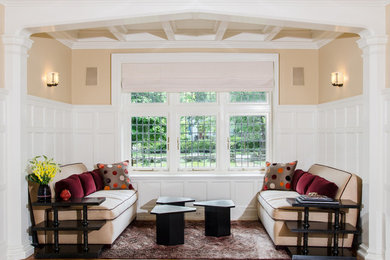 Foto de salón para visitas abierto clásico grande sin televisor con paredes beige y suelo de madera en tonos medios