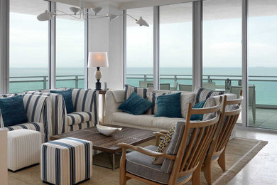 Immagine di un soggiorno costiero di medie dimensioni e chiuso con sala formale, pareti bianche e pavimento in travertino