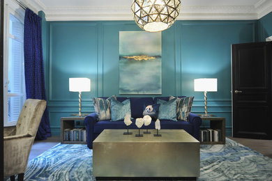Modelo de salón para visitas cerrado tradicional de tamaño medio sin televisor con paredes azules, suelo de madera en tonos medios y suelo marrón