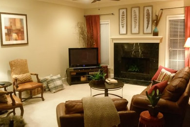 Foto de salón abierto clásico renovado de tamaño medio con paredes beige, moqueta, marco de chimenea de piedra y televisor independiente
