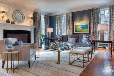 Стильный дизайн: большая изолированная гостиная комната в стиле неоклассика (современная классика) с синими стенами, темным паркетным полом, стандартным камином, фасадом камина из штукатурки и коричневым полом без телевизора - последний тренд
