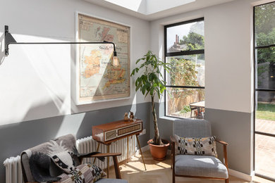 Идея дизайна: изолированная гостиная комната среднего размера в стиле ретро с светлым паркетным полом и белыми стенами
