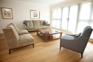 Modelo de salón contemporáneo con suelo de madera en tonos medios