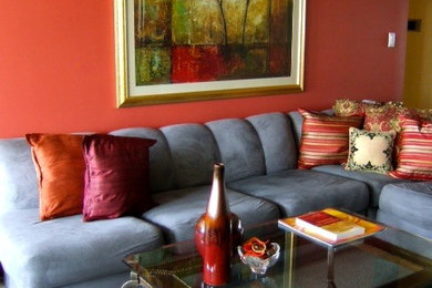Источник вдохновения для домашнего уюта: открытая гостиная комната среднего размера в стиле неоклассика (современная классика) с красными стенами, ковровым покрытием, мультимедийным центром и серым полом