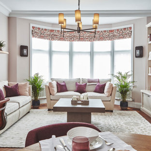 Idéer för stora vintage allrum med öppen planlösning, med mellanmörkt trägolv, en fristående TV, brunt golv och rosa väggar