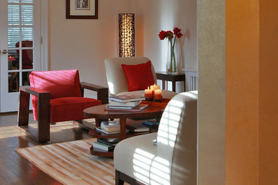 Mittelgroßes, Offenes Modernes Wohnzimmer mit brauner Wandfarbe, braunem Holzboden, Kamin und Kaminumrandung aus Stein in Washington, D.C.