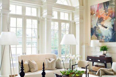 Idee per un soggiorno contemporaneo aperto con sala formale, pareti beige e pavimento in legno massello medio