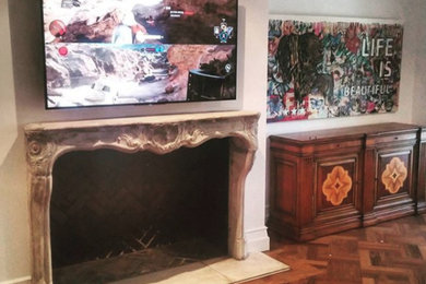 シドニーにある低価格の広いカントリー風のおしゃれなLDK (壁掛け型テレビ、ベージュの壁、無垢フローリング、標準型暖炉、石材の暖炉まわり、茶色い床) の写真