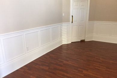 Foto de salón para visitas cerrado clásico de tamaño medio sin chimenea y televisor con paredes beige, suelo de madera oscura y suelo marrón