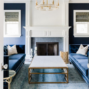 Esempio di un grande soggiorno minimalista chiuso con sala formale, pareti blu, pavimento in legno massello medio, camino classico, cornice del camino piastrellata e pavimento marrone