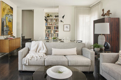 Пример оригинального дизайна: открытая гостиная комната в стиле модернизм с белыми стенами, темным паркетным полом и коричневым полом