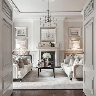 Immagine di un soggiorno chic chiuso con parquet scuro, camino classico e pavimento marrone
