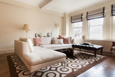 Modelo de salón abierto minimalista grande con paredes blancas y suelo de madera en tonos medios