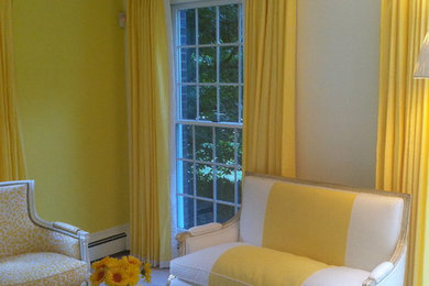 ニューヨークにある高級な中くらいなトラディショナルスタイルのおしゃれな独立型リビング (黄色い壁、淡色無垢フローリング、暖炉なし) の写真