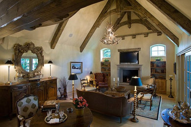 Ejemplo de salón para visitas abierto tradicional renovado de tamaño medio con paredes beige, suelo de madera clara, todas las chimeneas y pared multimedia