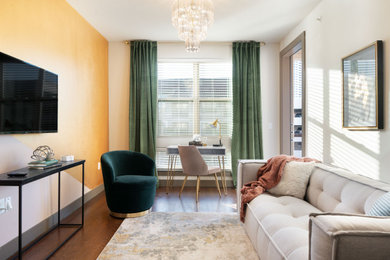 Esempio di un piccolo soggiorno minimalista chiuso con pareti rosa, parquet scuro, TV a parete e pavimento marrone
